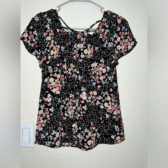 NWOT- SUMMER TOP WITH A FLORAL PATTERN- size MEDIUM - Picture 1 of 2